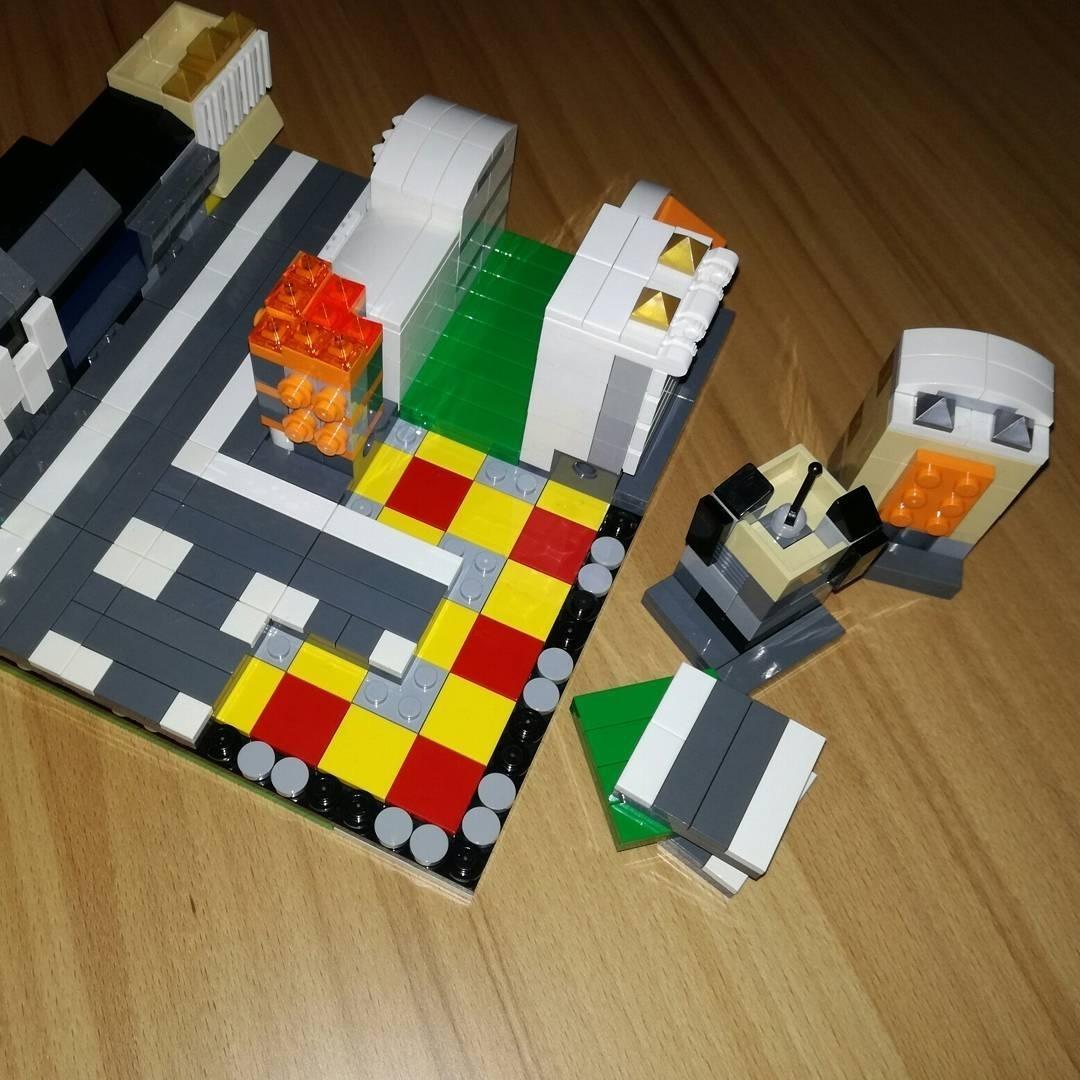 Kleine modulare Stadt mit abgenommenen Modulen